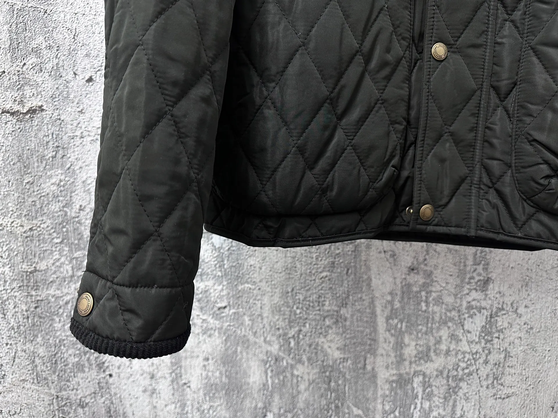 P370 【Rah Lauren】Rah Lauren’s classic old-money style workwear rhombus retro jacket, super heavy-duty, lots of details, imported machine-pressed grid technology, three-dimensional tailoring buttons, custom-made metal snaps with clear logo, which adds a lot of points to the whole. The lines are very smooth, delicate and have a sense of design. Fabrics that prevent cotton from running out are used to lock in warmth at all times and double the soft touch. The whole piece is made of rhombus quilting technology and is exquisite. Its three-dimensional structure is fashionable and has a high rate of turning heads when it comes to the street. What makes people shine is that it is the same for men and women. Size: S-XL